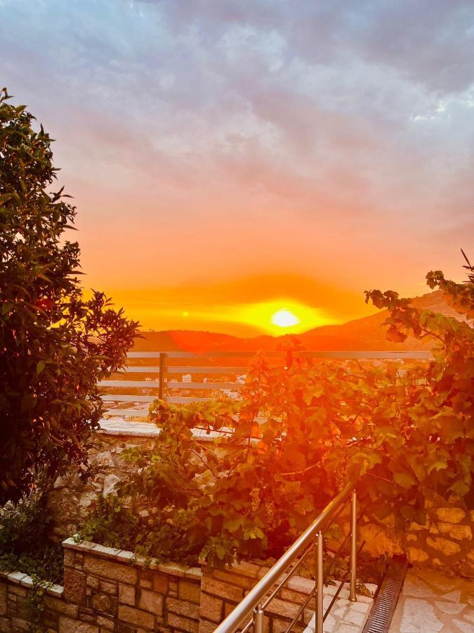 Mistral Inn Himare Bagian luar foto