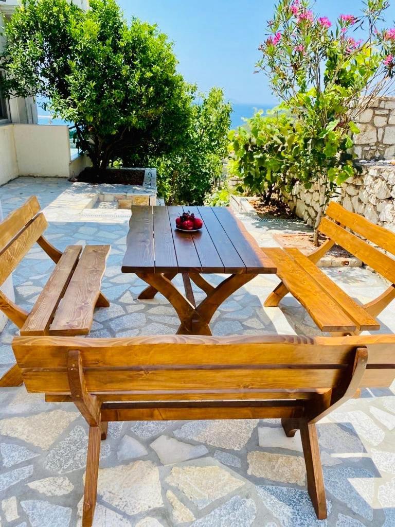 Mistral Inn Himare Bagian luar foto