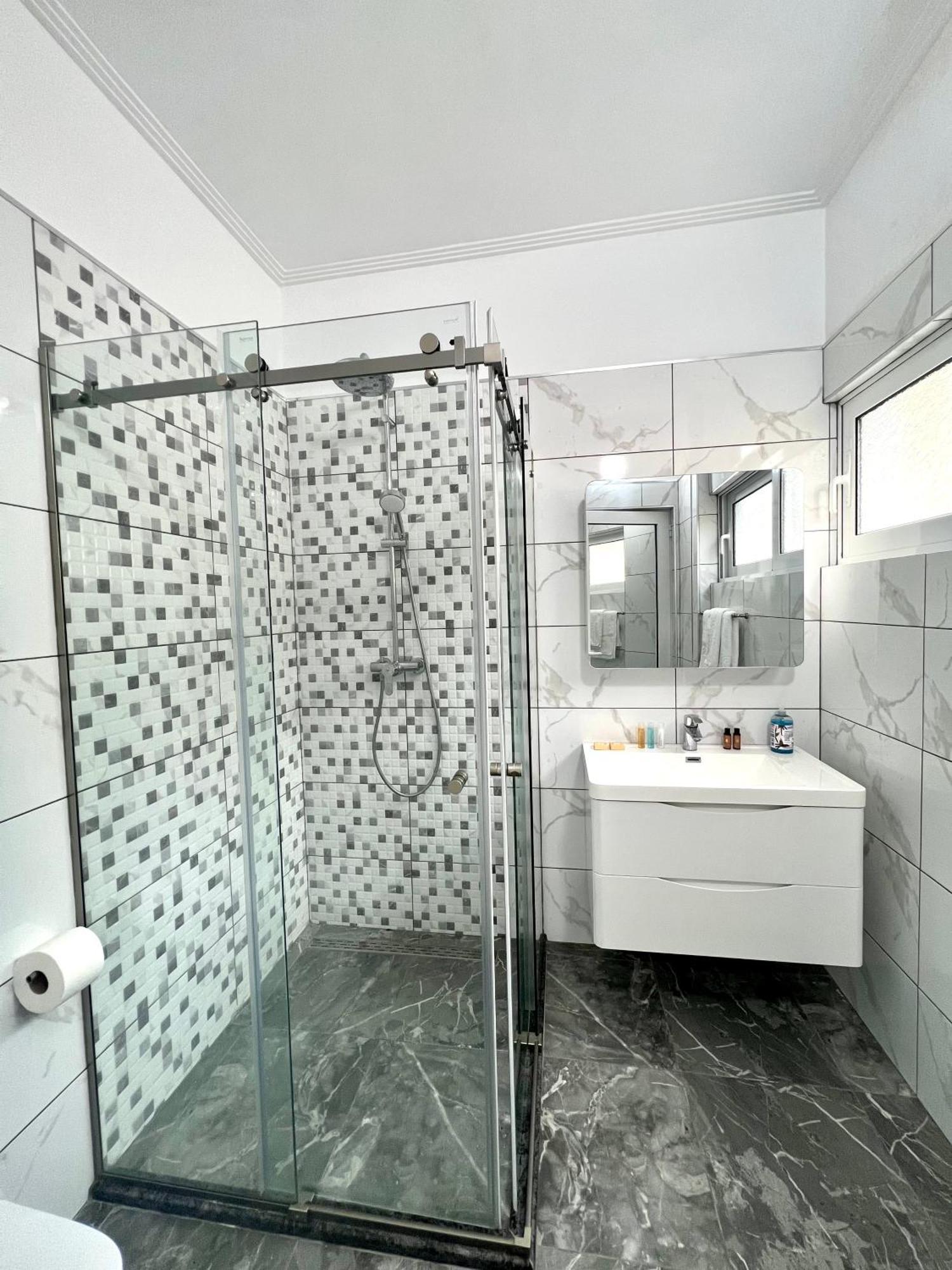 Mistral Inn Himare Bagian luar foto