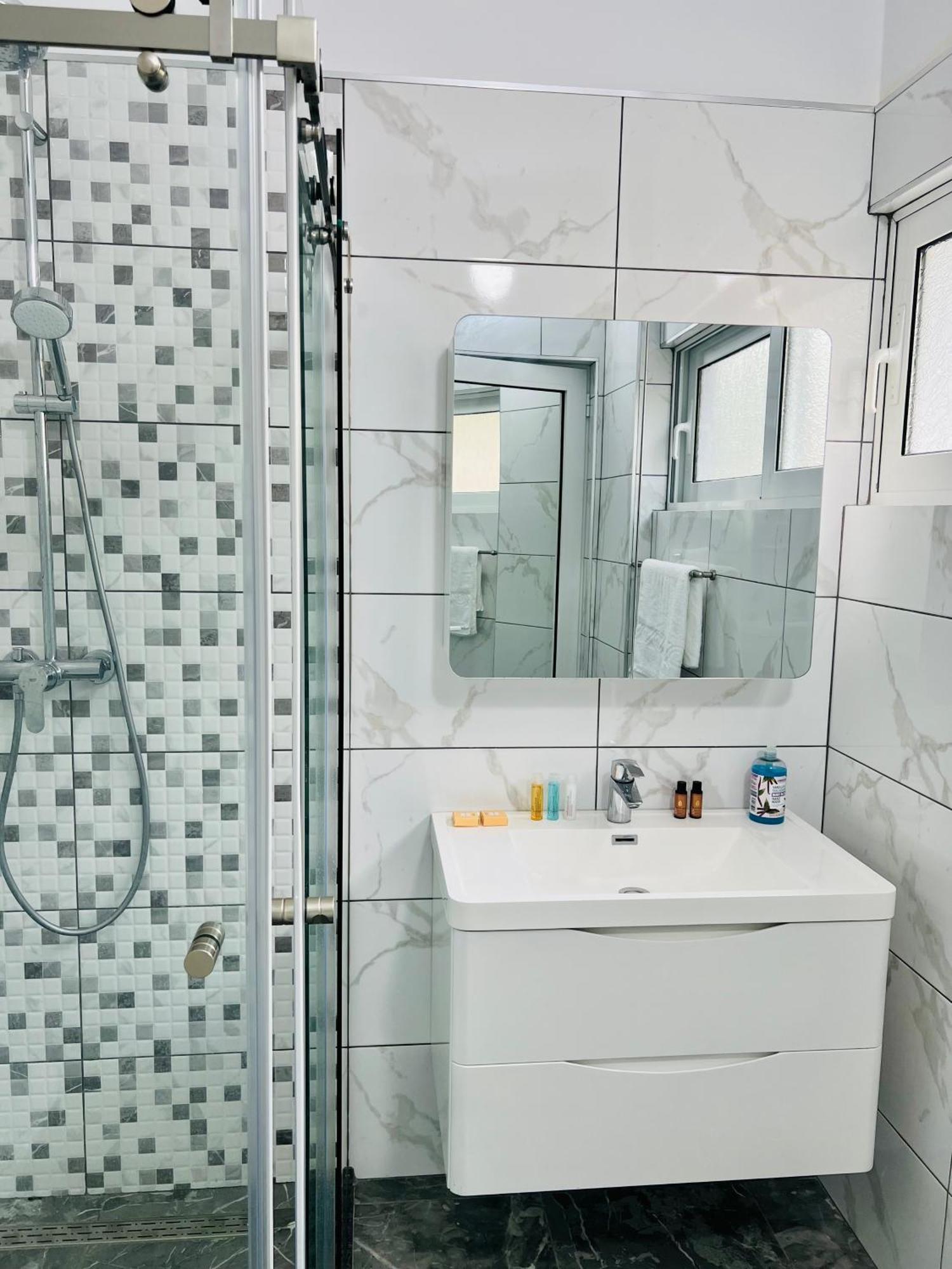 Mistral Inn Himare Bagian luar foto